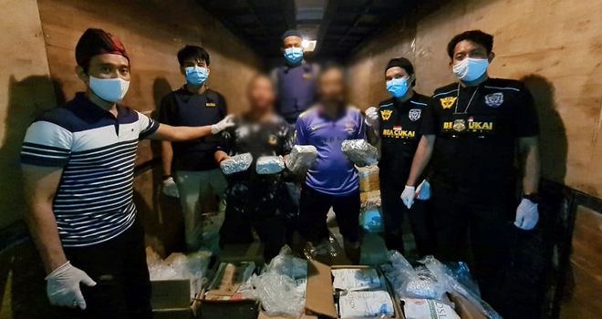 Barang bukti serta Dua orang yakni sopir dan kenek truk expedisi berinisial R dan H. Berhasil diamankan.