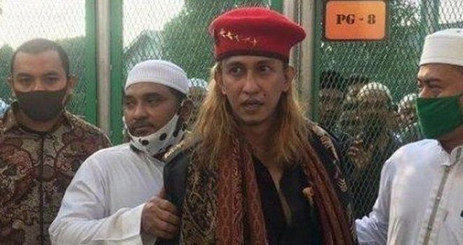 Habib Bahar mengenakan baret merah dengan lima bintang.


