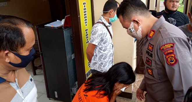 Seorang janda bernama Ana yang berprofesi sebagai bandar Togel menangis meminta agar dibebaskan saat pres rilis Polsek Kota Baru