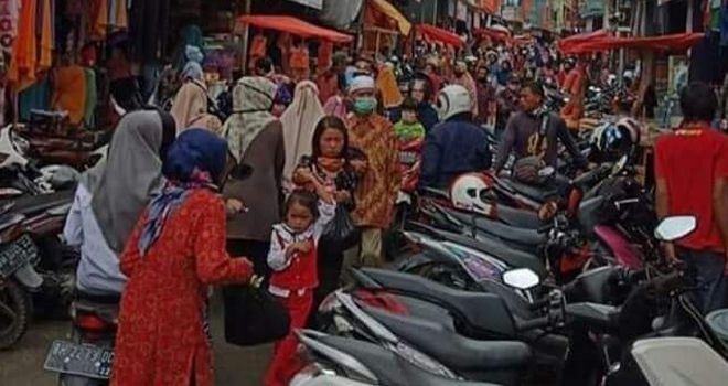 Pantauan dilapangan H - 2 Lebaran Idul Fitri dipasar Tanjung Bajure dan sekitaran area Kincay Plaza, Puluhan Ribu masyarakat Kerinci dan Sungai Penuh padati pasar.