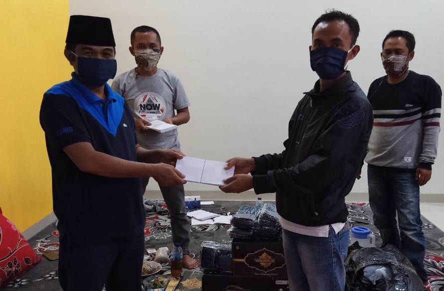 Ketua DPD PAN Kerinci Yuldi Herman menyerahkan santunan secara simbolis kepada warga yang membutuhkan.