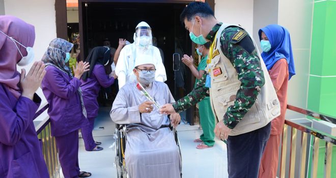 Wali Kota Jambi H. Syarif Fasha, secara khusus, Memberikan Setangkai Mawar Kepada Pasien yng Sembuh dari Covid-19.