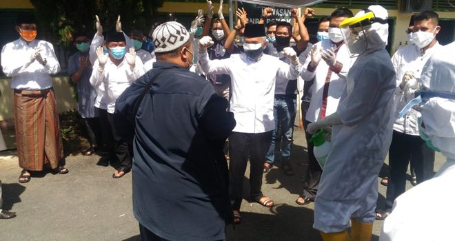 Kepulangan pasien 02 asal Kerinci yang telah dinyatakan sembuh tersebut dilepas langsung oleh Bupati Kerinci, Adirozal, bersama Wabup Pj Sekda, Kapolres, Kejari, Kadiskes, tim medis dan keluarga pasien.