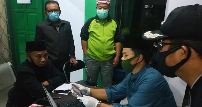 Sekda Alpian didampingi Kadis Kesehatan, Kasatpol PP, Kepala Rumah Sakit H. Bakri, Kabag Humas dan Protokol,  kembali turun ke lapangan.