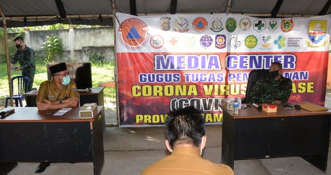 Rapat dipimpin Danrem 042/Gapu Kolonel Kav. M.Zulkifli selaku Wakil Ketua Gugus Tugas Penanganan Covid-19 Provinsi Jambi, didampingi Pj. Sekda Provinsi Jambi, H.Sudirman.