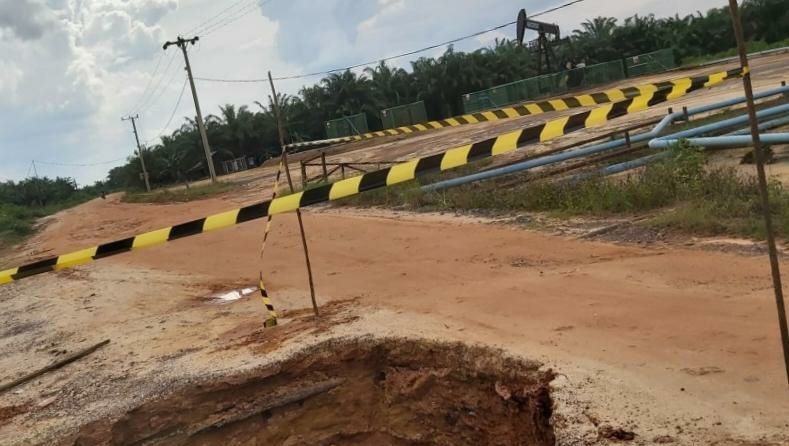 Jalan di KM 31 Desa Petaling, Kecamatan Sungai Gelam, Muaro Jambi nyaris putus, karena separuh badan berlobang.