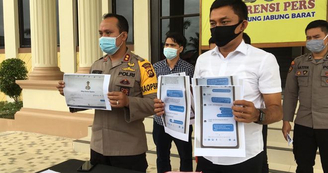 Kapaolres Tanjabbar, AKBP Guntur Saputro dan di dampingi oleh Kasatreskrim, AKP Jan Manto Hasiholan. Saat menggelar Konferensi pers ini dilakukan di Polres Tanjabbar, Rabu (27/5) 