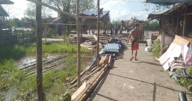 Dua rumah yang berdekatan dengan lokasi tanah longsor, berhasil diamankan warga.