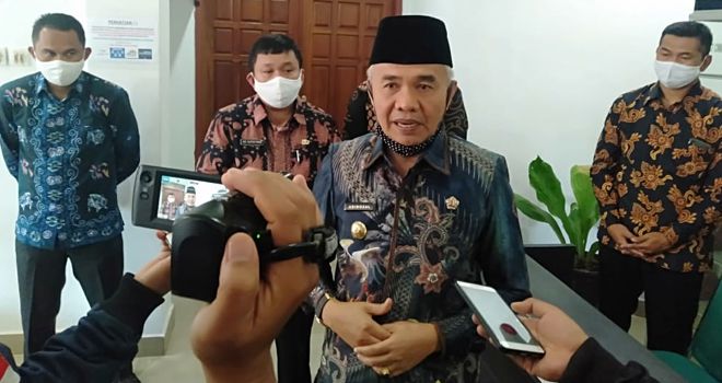 Bupati Kerinci, Adirozal.