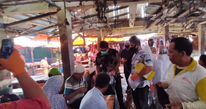 Kamis (28/5), Dinas kesehatan Sarolangun melakukan Rapit tes kepada para pedagang di pasar atas Sarolangun.