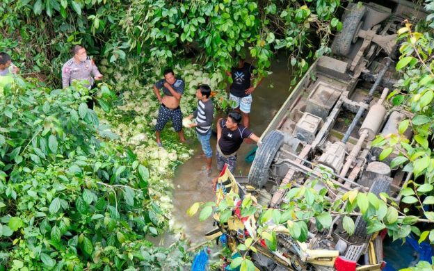 Truck Pengangkut Sayur dari Kayu Aro Masuk Jurang 