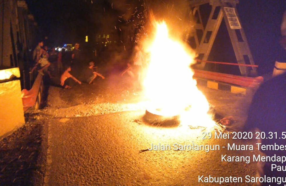 Jalan lintas Sumatera yang diblokir warga.