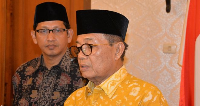 Gubernur Jambi H.Fachrori Umar (Kanan) didampingi Karo Humas Protokol Setdaprov Johansyah.