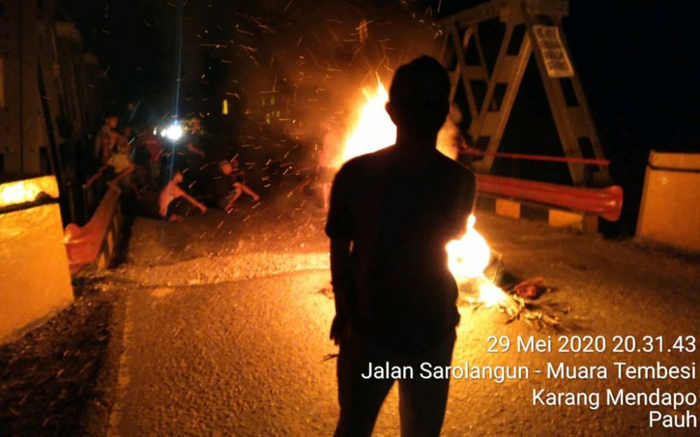 Jalan Sarolangun Jambi di Desa Karmen yang Diblokir warga.