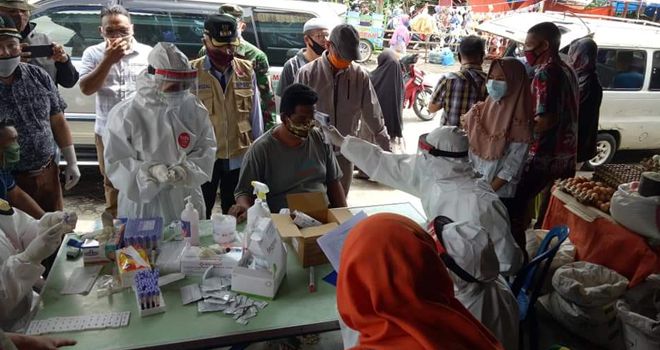 Bupati Kerinci Adirozal, turun langsung melakukan Peninjauan dan Pemantauan pelaksanaan Rapid Test di Pasar Tradisional Semurup dan Kersik Tuo, Sabtu (30/05/2020).