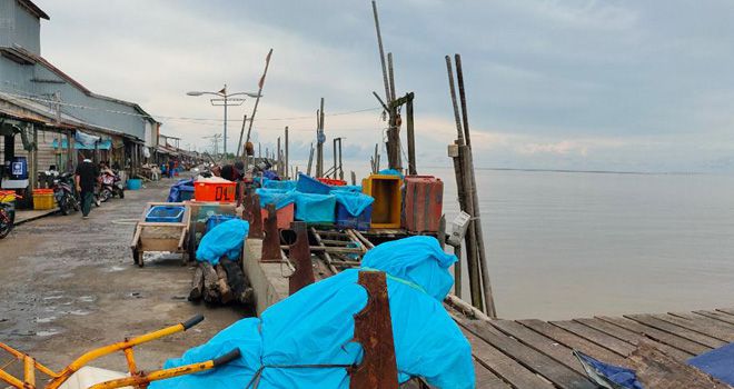 Aktivitas nelayan di Kecamatan Kuala Jambi yang siap melaut pasca hari raya Idul Fitri 1441 H.