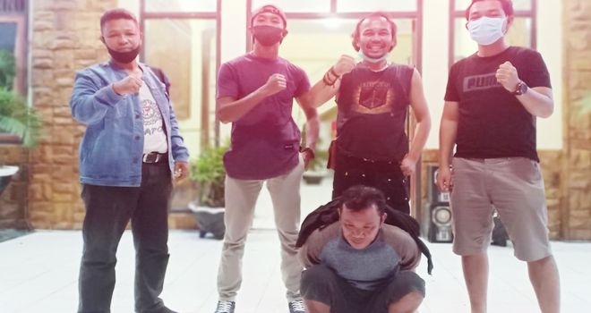 Hendra Gandi (34), warga Dusun Temengung RT 03, Desa Pondok Agung, Kecamatan Pondok Tinggi, Kota Sungai Penuh, yang merupakan oknum preman pasar, diringkus oleh Satres Narkoba Polres Kerinci.