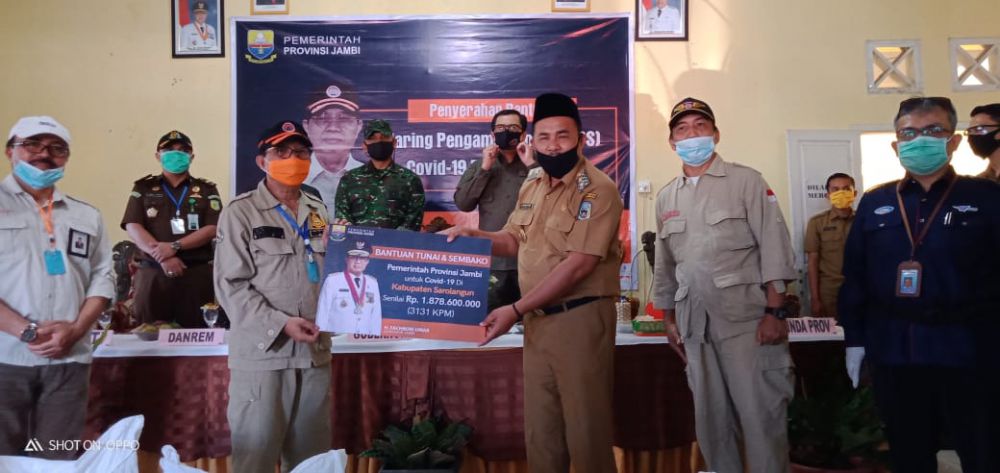 Wabup Hillalatil Badri Dampingi Gubernur Jambi Serahkan Bantuan JPS Ke Masyarakat Sarolangun.