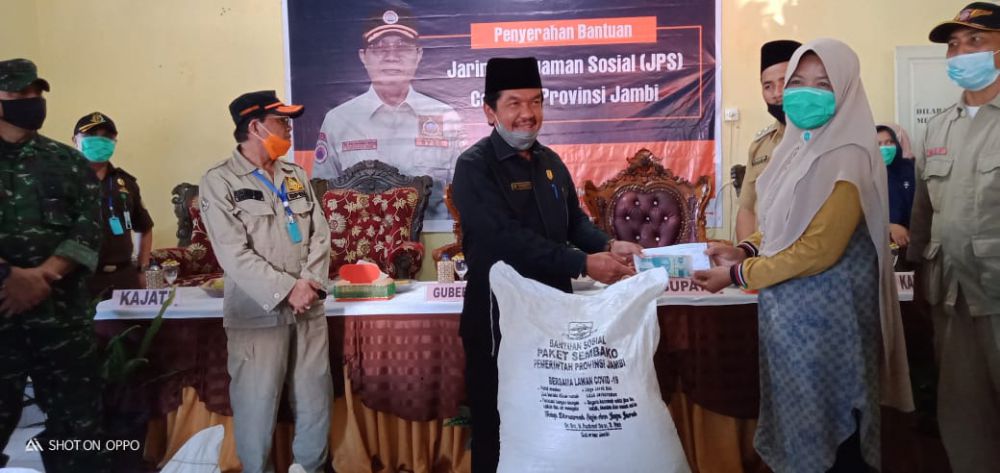 Ketua DPRD Sarolangun Dampingi Gubernur Jambi Serahkan Bansos