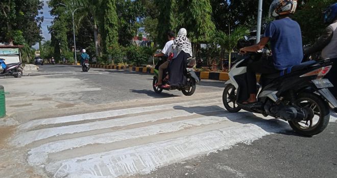 Polisi tidur yang dipasang di jalan Imam Bonjol, tepatnya didepan masjid Darussalam ini dipasang atas inisiatif masyarakat.