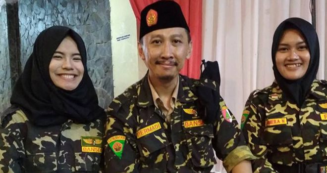 Permadi Arya alias Abu Janda dua srikandi Banser.

 

