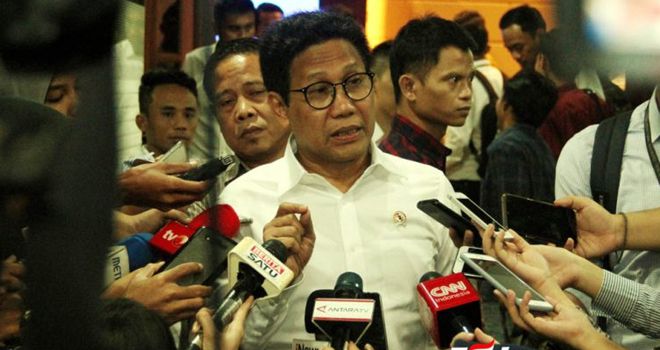 Menteri Desa, Pembangunan Daerah Tertinggal, dan Transmigrasi (Kemendes PDT), Abdul Halim Iskandar memberikan keterangan seusai Rapat Kerja (raker) dan Rapat Dengar Pendapat (RDP) dengan Komisi V DPR RI di Kompleks Parlemen, Senayan, Jakarta, Selasa (19/11/2019).
