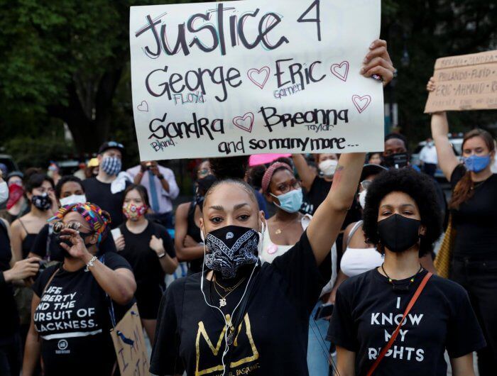 Unjuk rasa di New York memprotes kematian George Floyd. 