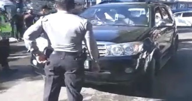 Tangkapan layar oknum anggota Polrestabes Bandung marah-marah saat ditegur petugas PSBB karena tidak pakai masker.


