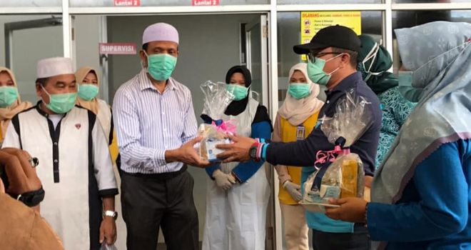 Direktur RSUD H Hanafie Muara Bungo saat melepas dua orang pasien yang sudah sembuh dari Covid-19.
