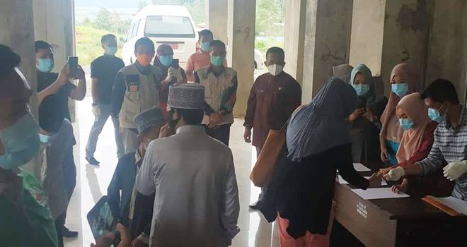 Sekretaris gugus, Abrardani, bersama jajaran dinas kesehatan Kota Sungai Penuh melepas langsung kepulangan warga reaktif Covid-19 tersebut dari RS H.Bakri Sungai Penuh, Jumat (5/6).