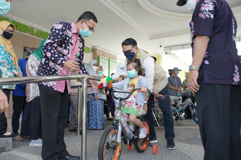 Wako Fasha menyambut dan memberikan hadiah sepeda kepada dua anak yang dinyatakan sembuh dari Covud-19 di RS Abdul Manap Kota Jambi.

 
