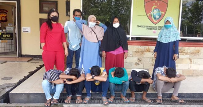 Para wali korban mendatangi Polres Muarojambi, untuk melaporkan aksi bejat Kakek dengan Inisial SH terhadap remaja disekitar kediamannya,