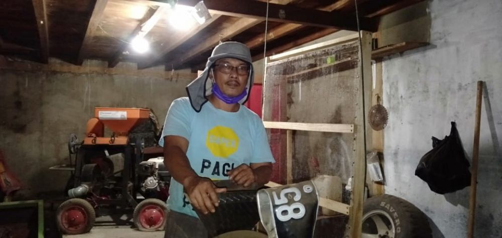 Ikhsan Daraqtuni, seorang petani dan pengusaha kopi shop di Sungai Penuh.