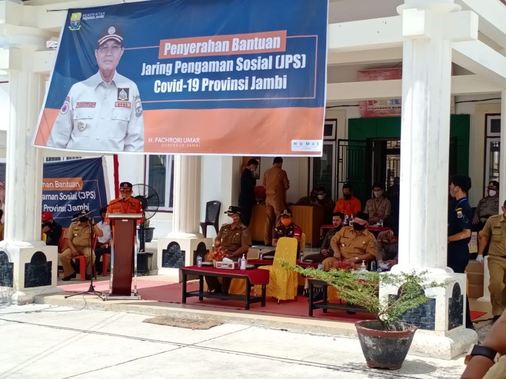 Gubernur Serahkan Bantuan Jaring Pengaman Sosial (JPS) Covid-19 di Kecamatan Tungkal Ilir