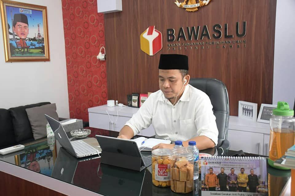 Pimpinan Bawaslu Provinsi Jambi, Wein Arifin mengikuti rapat secara virtual. Hadapi Pilkada, Bawaslu cium adanya politisasi Bansos.