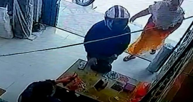 Hasil rekaman CCTV pelaku yang menggunakan helem saat masuk ke warung.