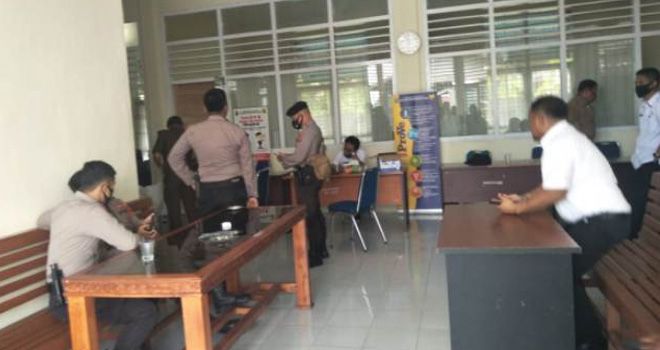 Polisi mengawal penggeledahan di Sungai Penuh.