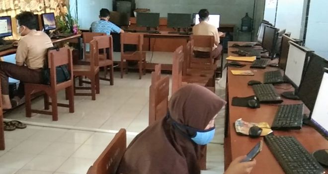 tidak memiliki handphone android untuk mengikuti ujian dari rumah, 4 pelajar ini mengikuti ujian disekolah.