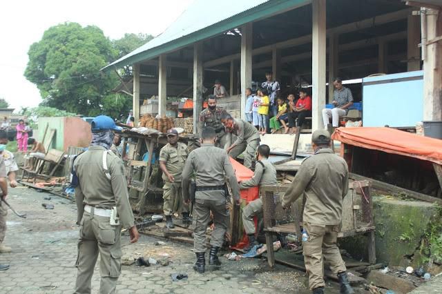 Imbas dari sembarangan menggelar lapak, beberapa lapak di Pasar Tradisional  Tanjung Bungur Kelurahan Pasar Muara Tebo Kacamatan Tebo Tengah Kabupaten Tebo, Jumat (12/6) kemarin dibongkar paksa oleh Satpol PP.