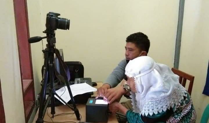 Pegawai Dukcapil Kerinci, saat melakukan rekam e-KTP bagi warga Kerinci.