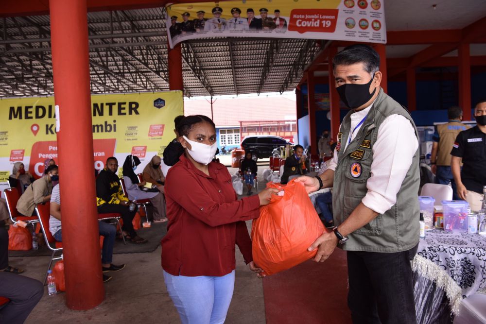 Wako Fasha Serahkan Bantuan JPS Bagi Pelajar Perantauan di Kota Jambi.
