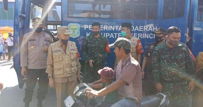 Bupati Kerinci Tinjau Penegakan Disiplin Masyarakat di Pasar Siulak