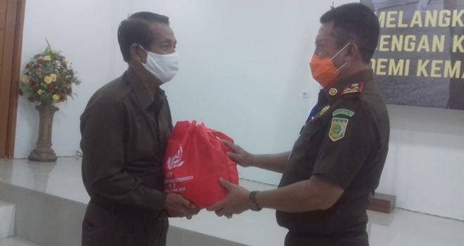 Paket madu ini diserahkan untuk tenaga medis yang bekerja dalam merawat para pasien positif corina virus disease 2019 (covid-19) di Jambi.

