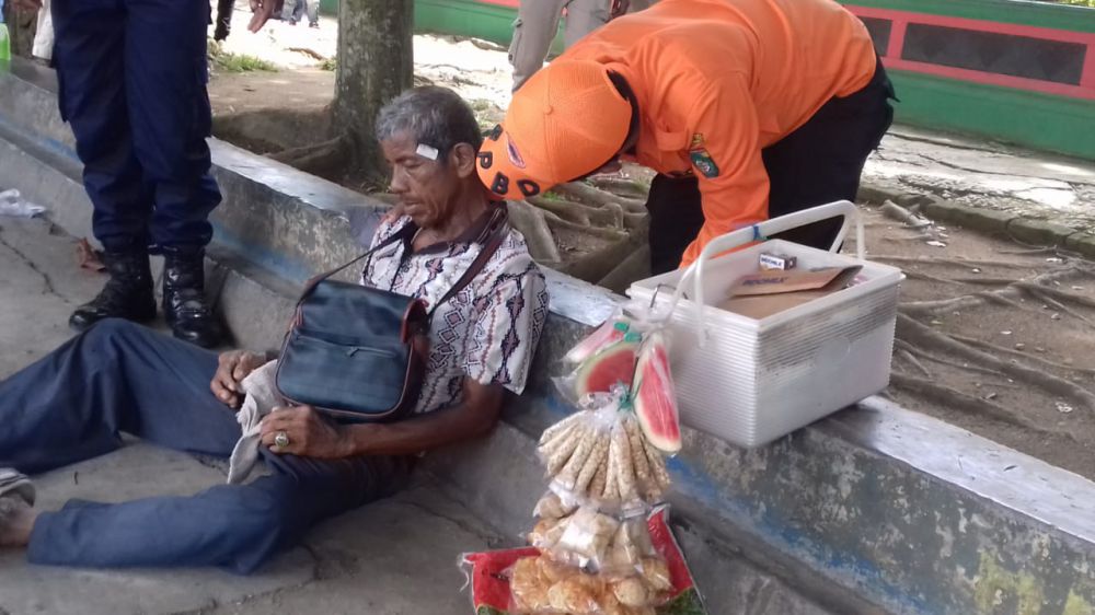 Pedagang asongan yang mendadak pingsan di Taman Pusparagam Bungo, Selasa (16/6)