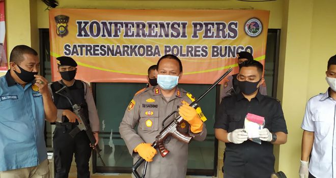  Satnarkoba Polres Bungo berhasil menangkap seorang pria berinisial H yang merupakan pengedar sabu dan juga miliki senjata api laras panjang rakitan, Senin (15/6).