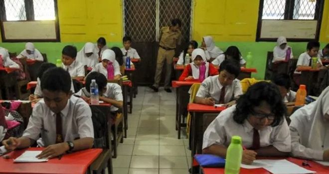 Ilustrasi kegiatan belajar mengajar di sekolah. 
