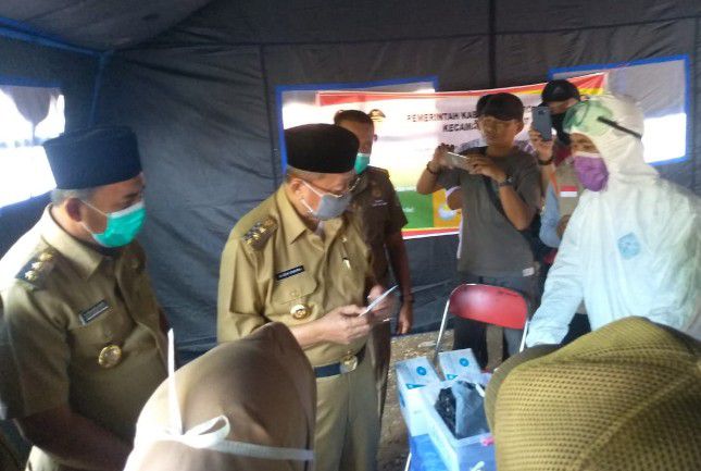 Bupati Sarolangun, Drs Cek Endra, saat memantau kesiapan petugas di pos kesehatan, baru lalu.