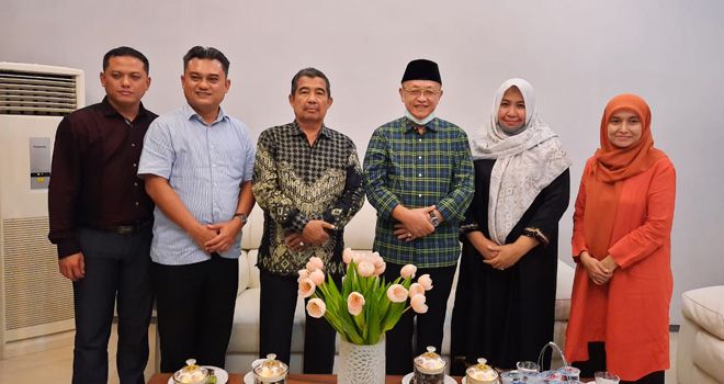 Ratu Munawaroh, melakukan kunjungan ke kediaman Cek Endra di kawasan Pematang Sulur, Kota Jambi, Kamis malam (18/6).