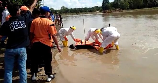 Mayat Pria Tanpa Identitas Ditemukan Mengambang di Sungai Batang Tebo.
