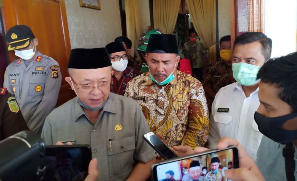 Bupati Sarolangun, Drs Cek Endra, saat dikinformasi oleh wartawan liputan Sarolangun.